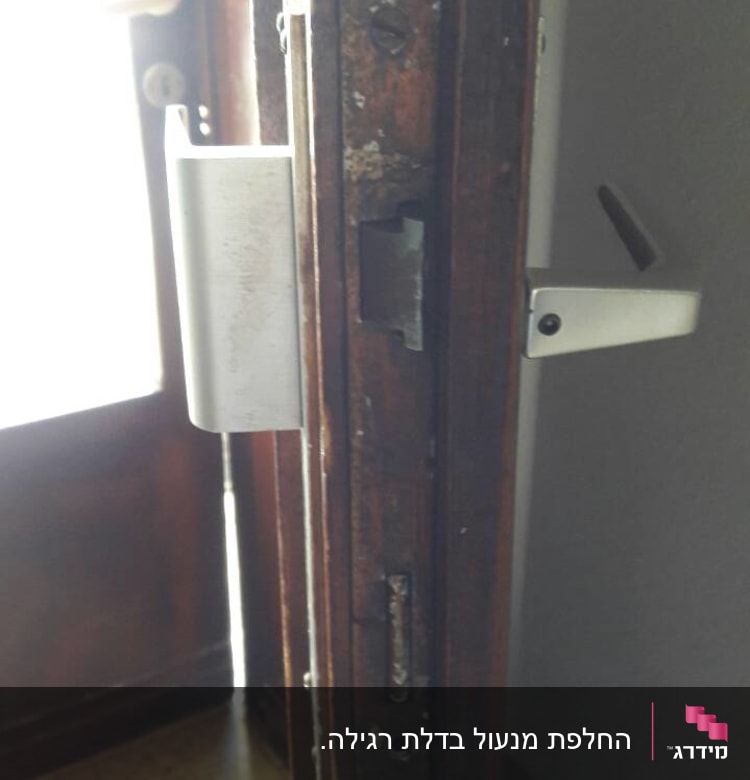 מנעול דלת מתכת עם בריחים חשופים